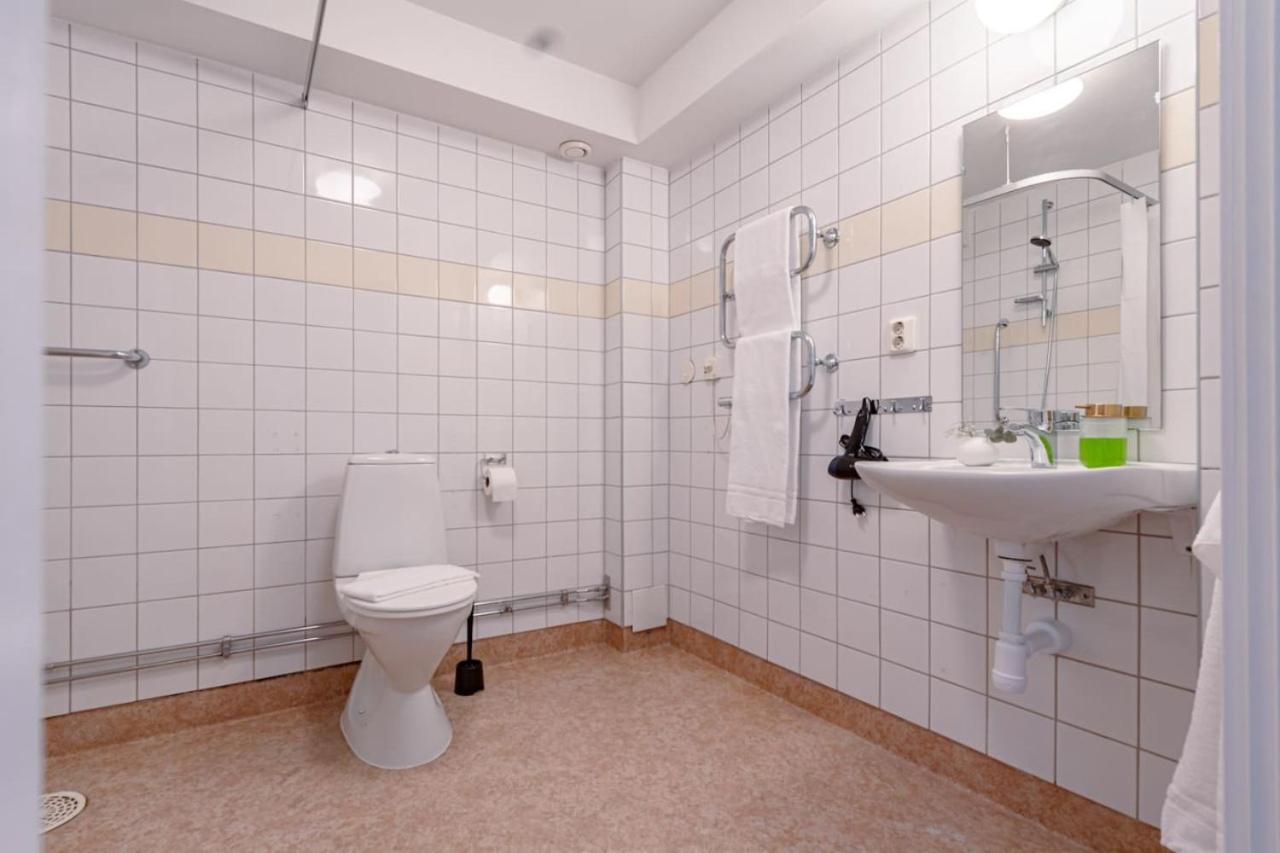 Budget Comfort On Trendy Soedermalm, Construction Work Apartment *